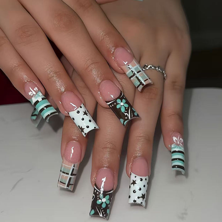 Kunstfingernägel mit Kreativen Geometrischen und Floralem Design Karnz