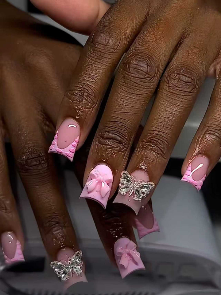 Dekorative von Schmetterlingen inspirierte Nagelverstärkungen Karnz