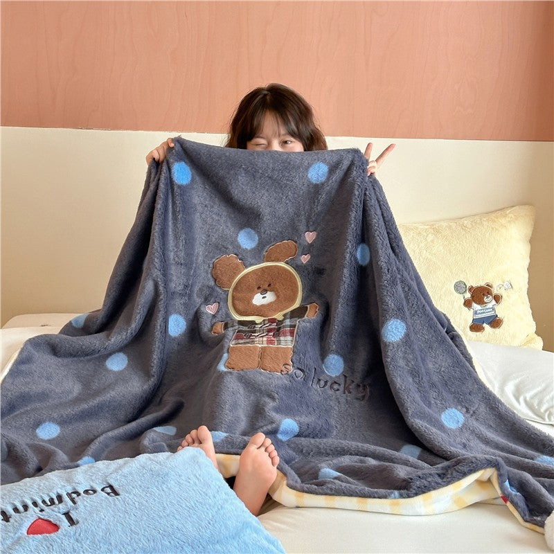 Extraweiche Mikrofleece-Wohndecke mit gesticktem Teddybär und Punkte-Motiv