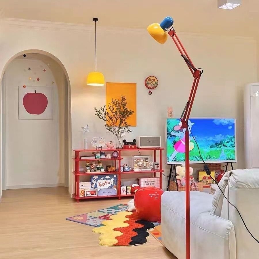 Verstellbare moderne Stehlampe mit buntem Design