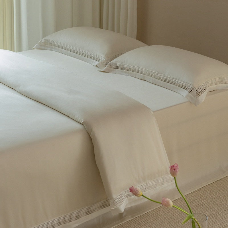 Elegante Bettwäsche-Garnitur mit Ajour-Gitterbesatz und Hotelverschluss