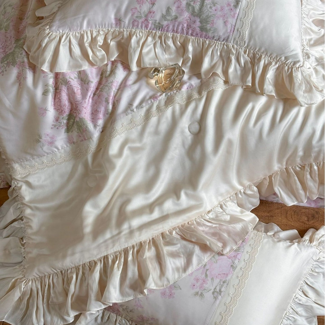 Rüschige Satin-Kissenhülle mit Volant, Spitzenbordüre und floralem Einsaz