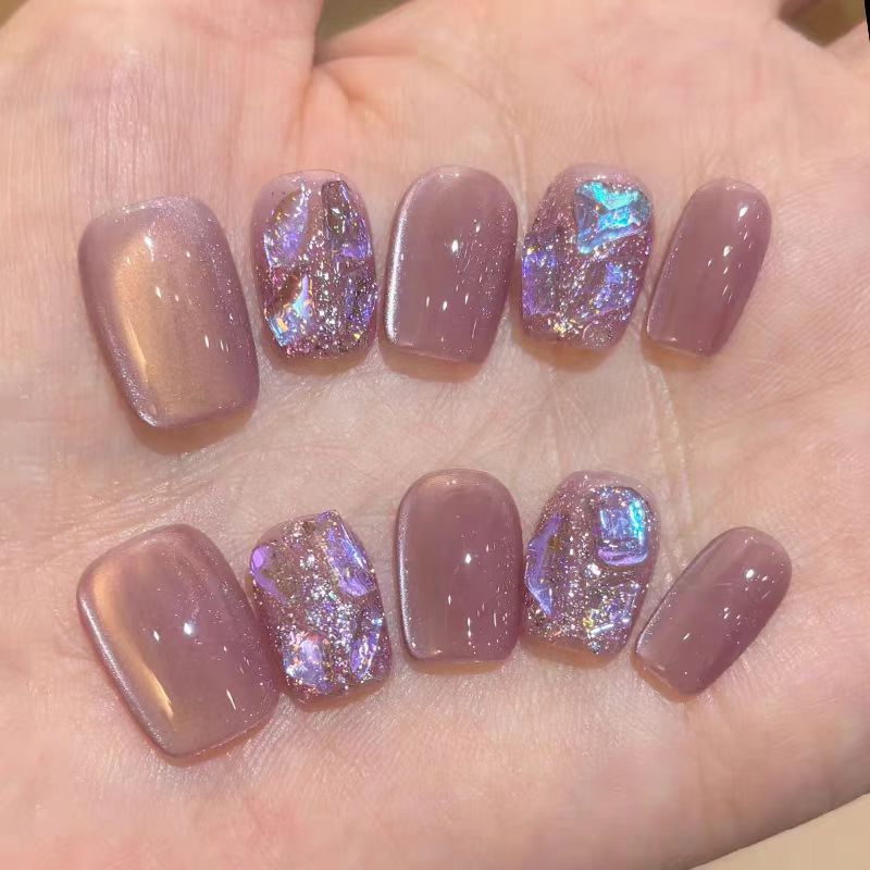Kunstnägel mit Glitzerakzenten und Modernen Designs Karnz