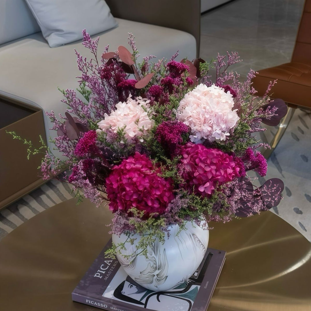 Künstlerischer getrockneter Blumenstrauß Arrangement