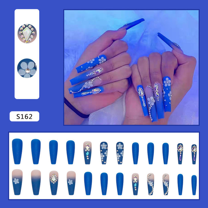 Kunstnagelset mit eleganten 3D-Blumenmotiven und Glitzerakzenten Karnz