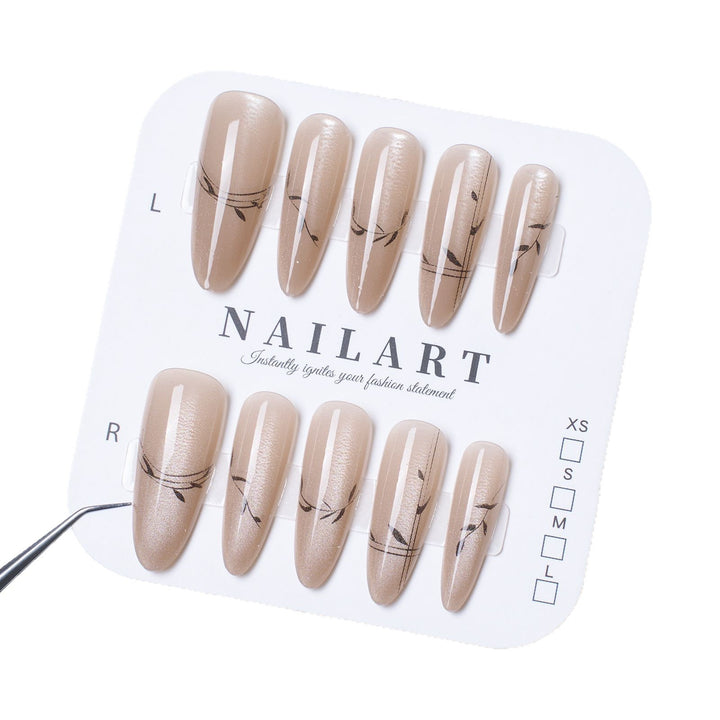 Stylisches Floral-Nagelset Karnz