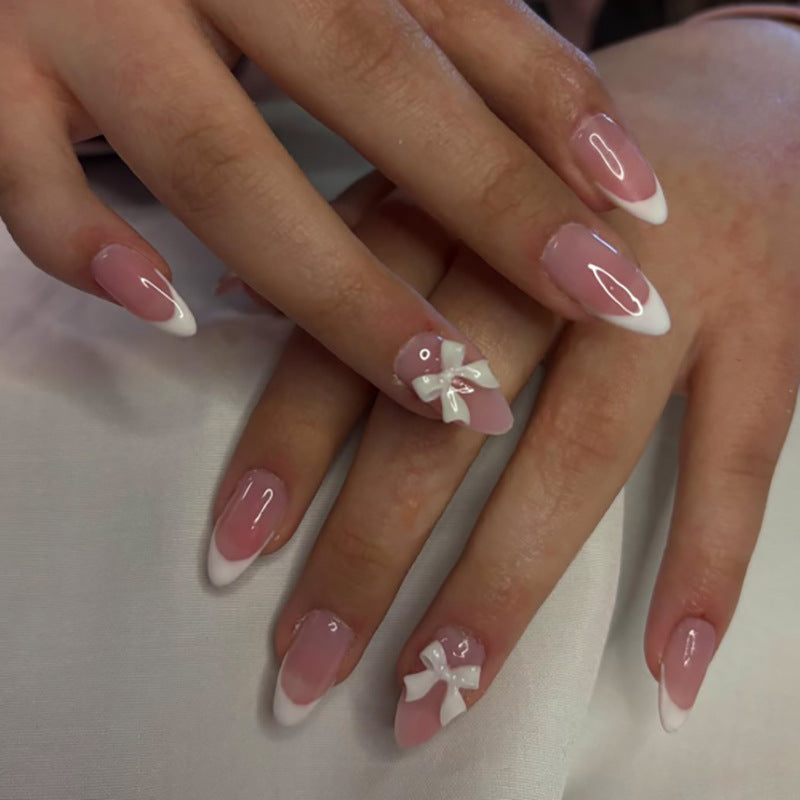 Elegante Kunstnägel mit floralen Akzenten Karnz
