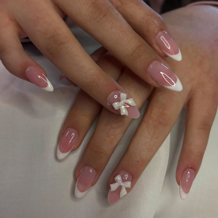 Elegante Kunstnägel mit floralen Akzenten Karnz