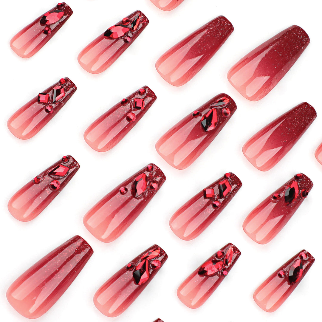 Glamouröse Nagelkunst mit Kristall-Design Karnz