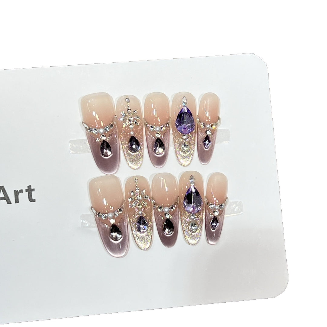 Glamouröse Stiletto-Nagelkunst mit Strass Karnz