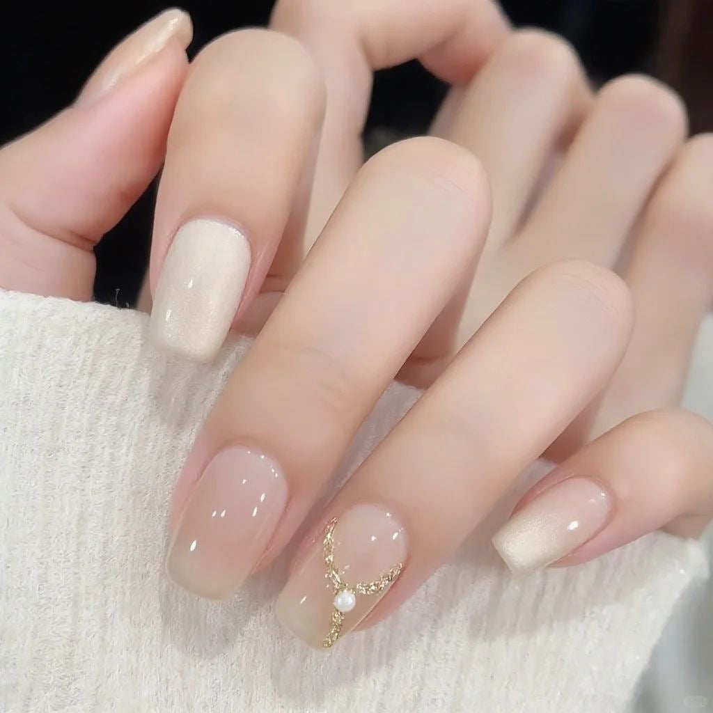 Elegante Nagelkunst mit Glitzerkante Karnz