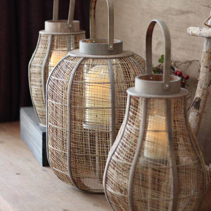 Rustikale Laterne aus geflochtenem Naturmaterial Karnz