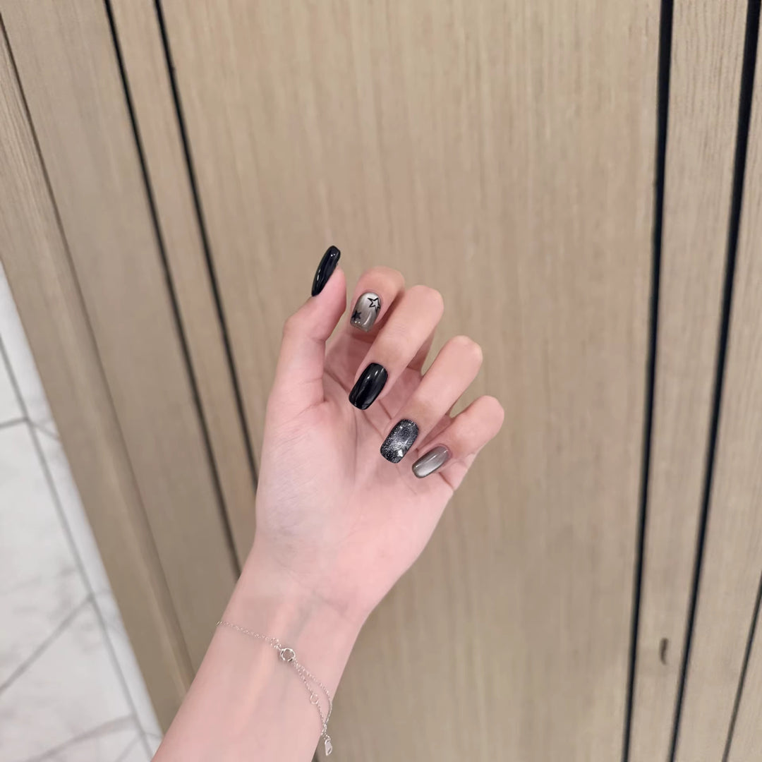 Künstlerisches Press-On-Nageldesign mit metallischen Akzenten