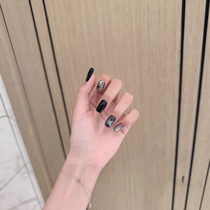 Künstlerisches Press-On-Nageldesign mit metallischen Akzenten