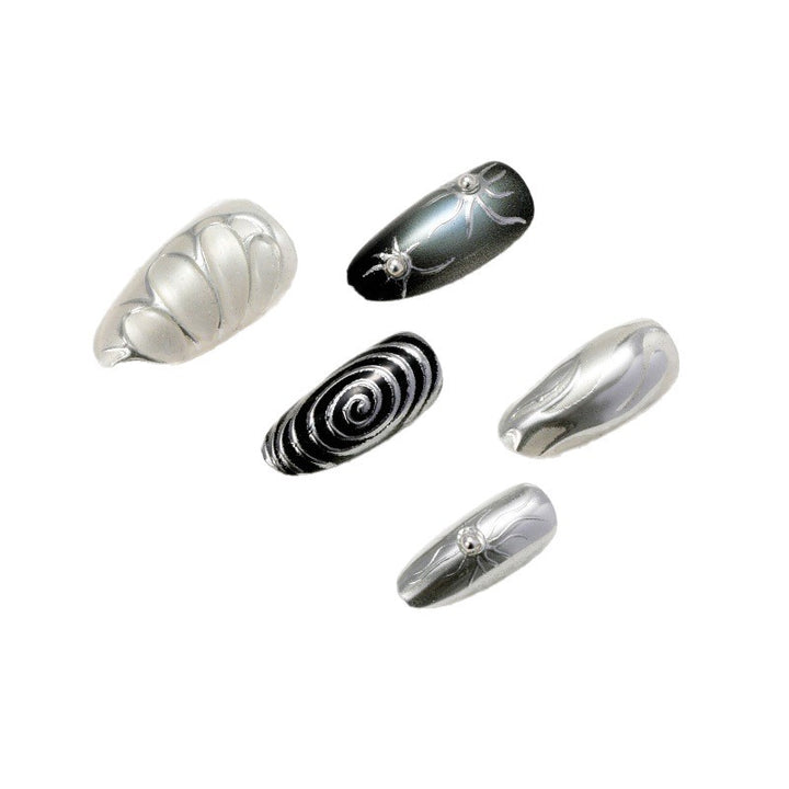 Kunstnägel mit Metallic-Effekten und komplexen Designs Karnz