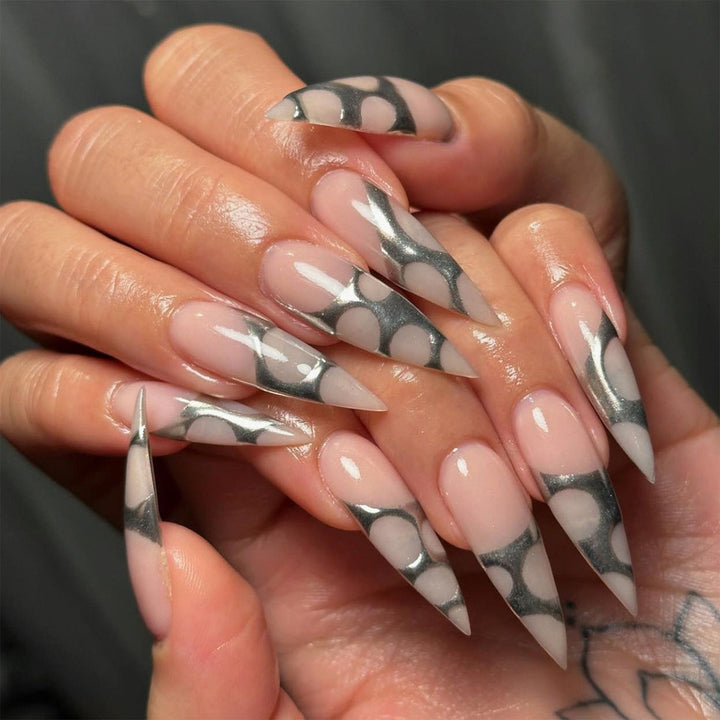 Kunstvolle Stiletto-Nägel mit modernem Design Karnz