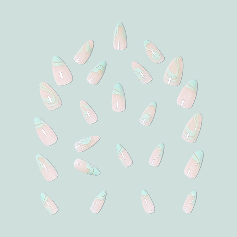 Kunstvolle Nageldesign mit geschwungenen Linien Karnz
