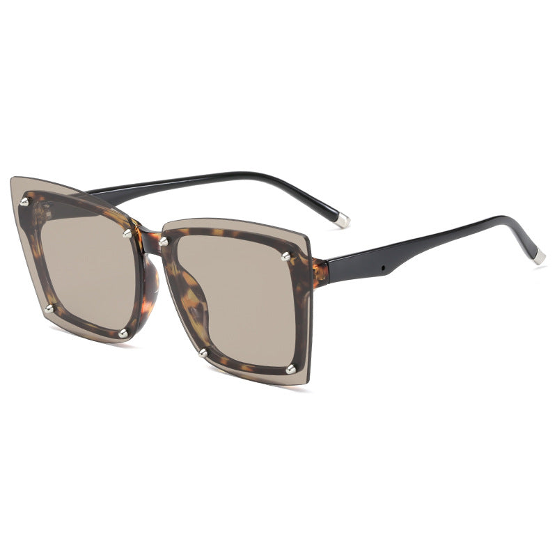 Damen statement Sonnenbrille mit stilvollem quadratischen Rahmen und modischen Akzenten Karnz