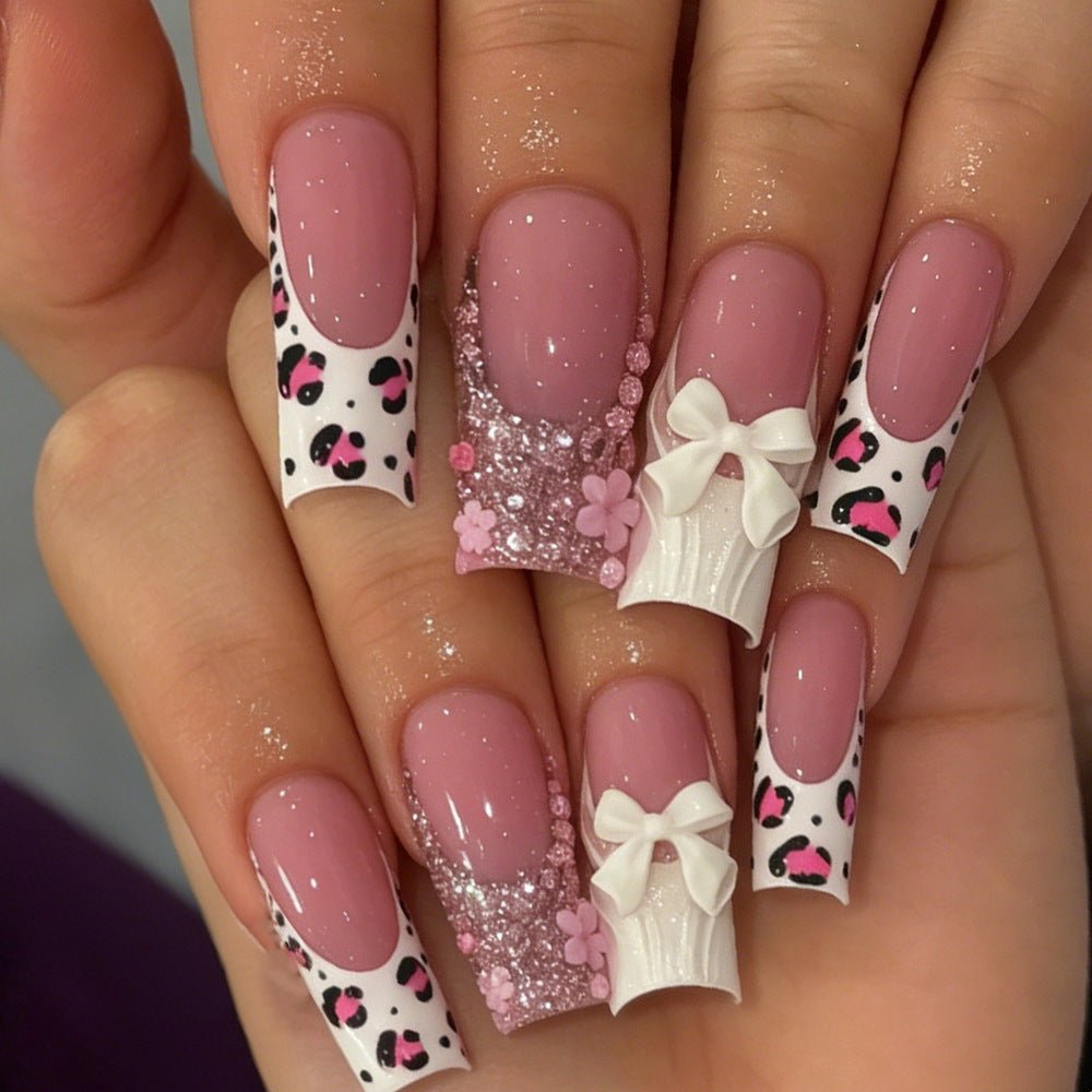 Dekoratives Press-On Nagelkunstset mit 3D Akzenten Karnz
