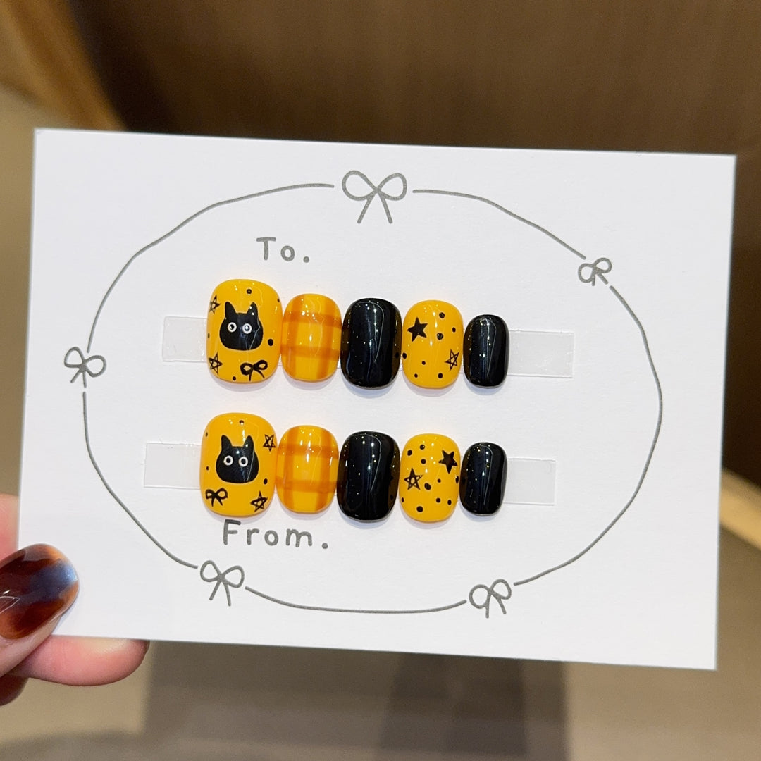Kreative Nagelkunst mit Halloween-Motiv Karnz