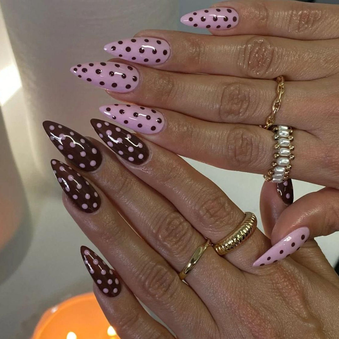 Künstlerische Polka Dot Nagelverzierungen Karnz