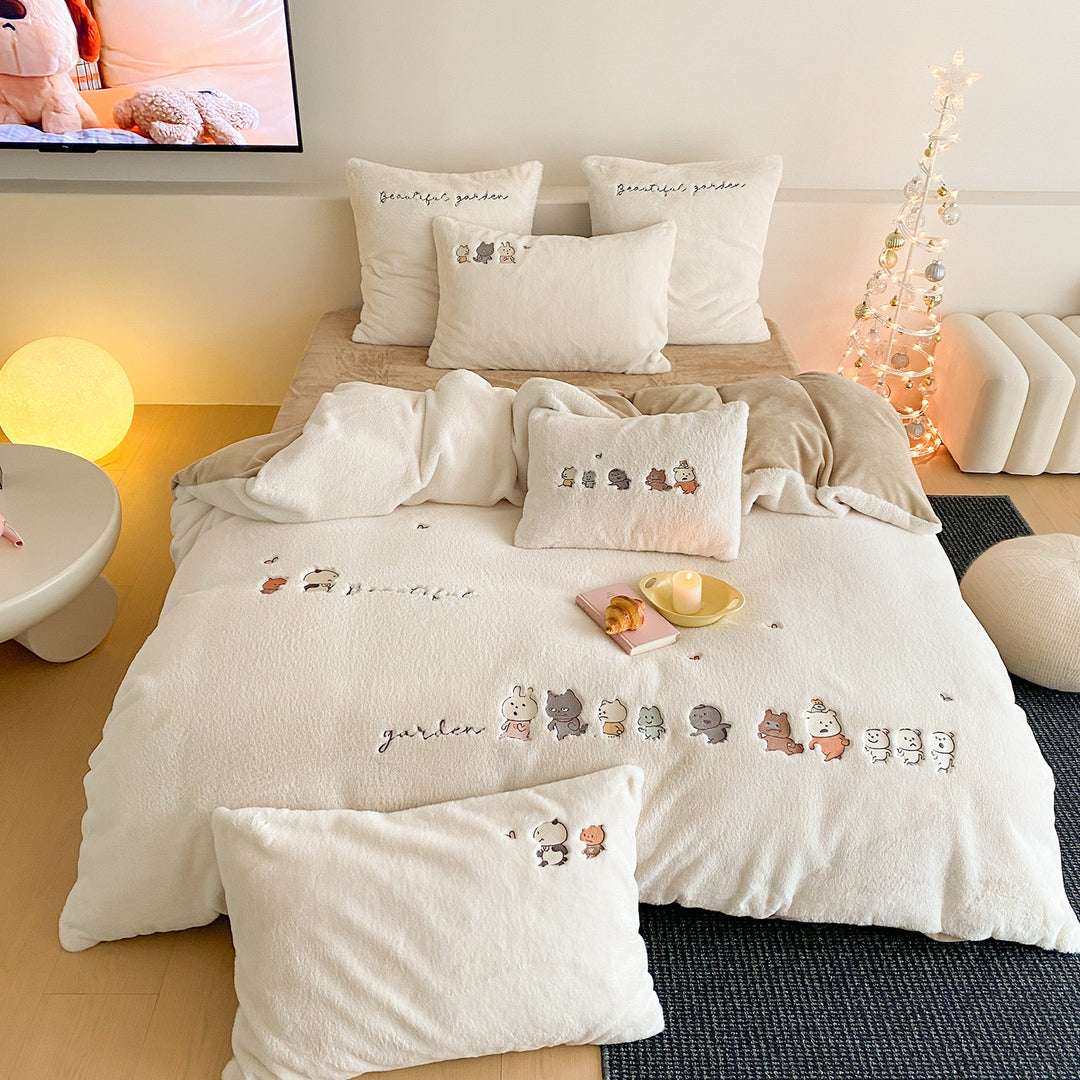 Flauschiges Bettwäsche-Set mit gestickten Cartoon-Tieren und Sherpa-Oberfläche