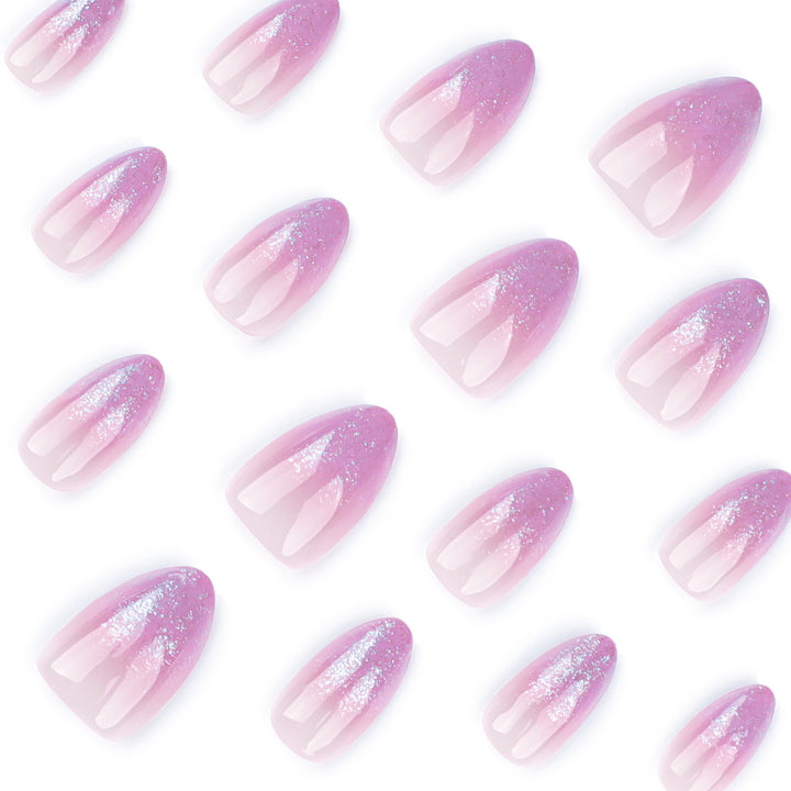 Kunstvolle Nagelverlängerungen mit Glitzer-Gradient Karnz