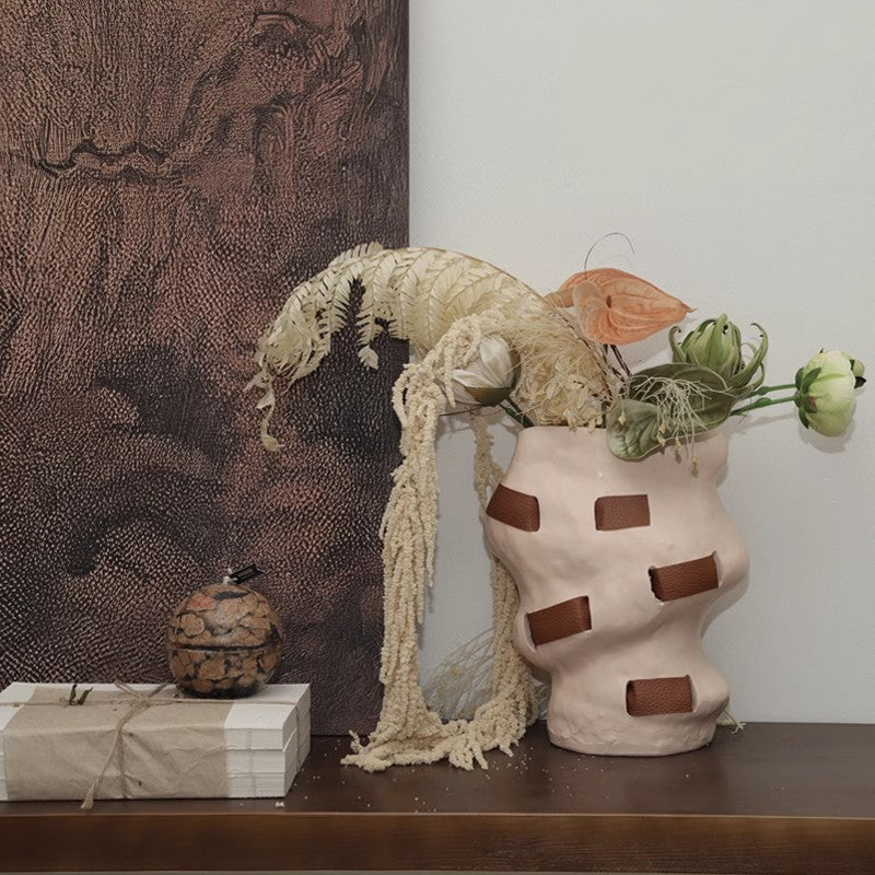 Dekorative Terrakotta-Vase mit Seilakzenten