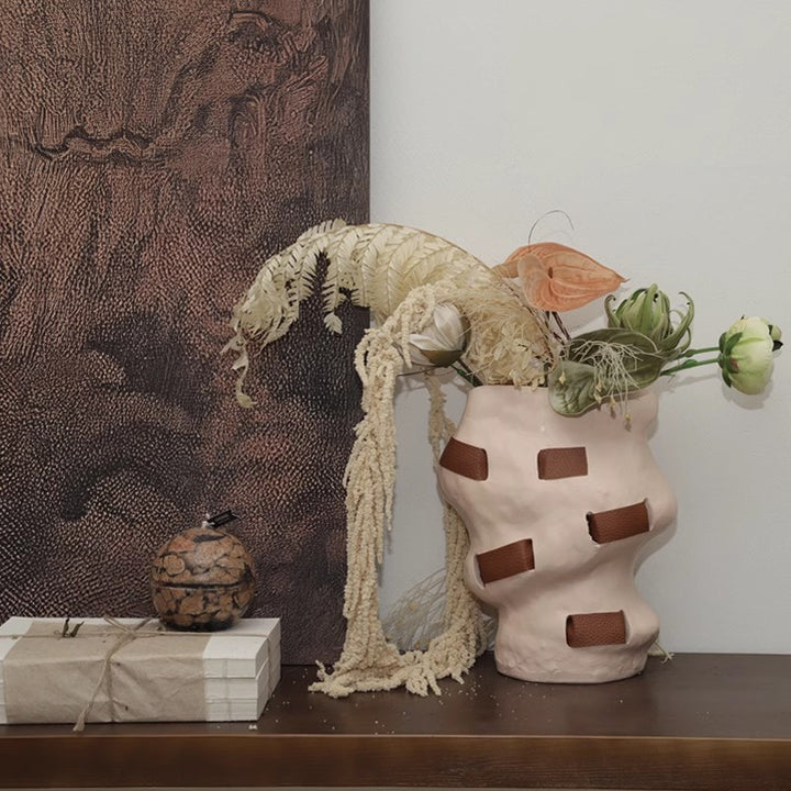 Dekorative Terrakotta-Vase mit Seilakzenten