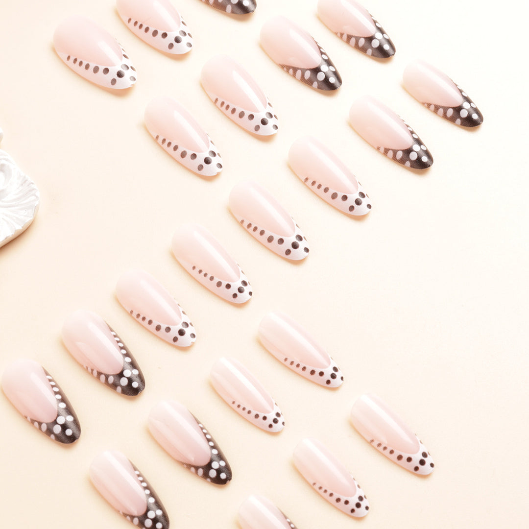 Elegante künstlerische Nagelverlängerungen Karnz