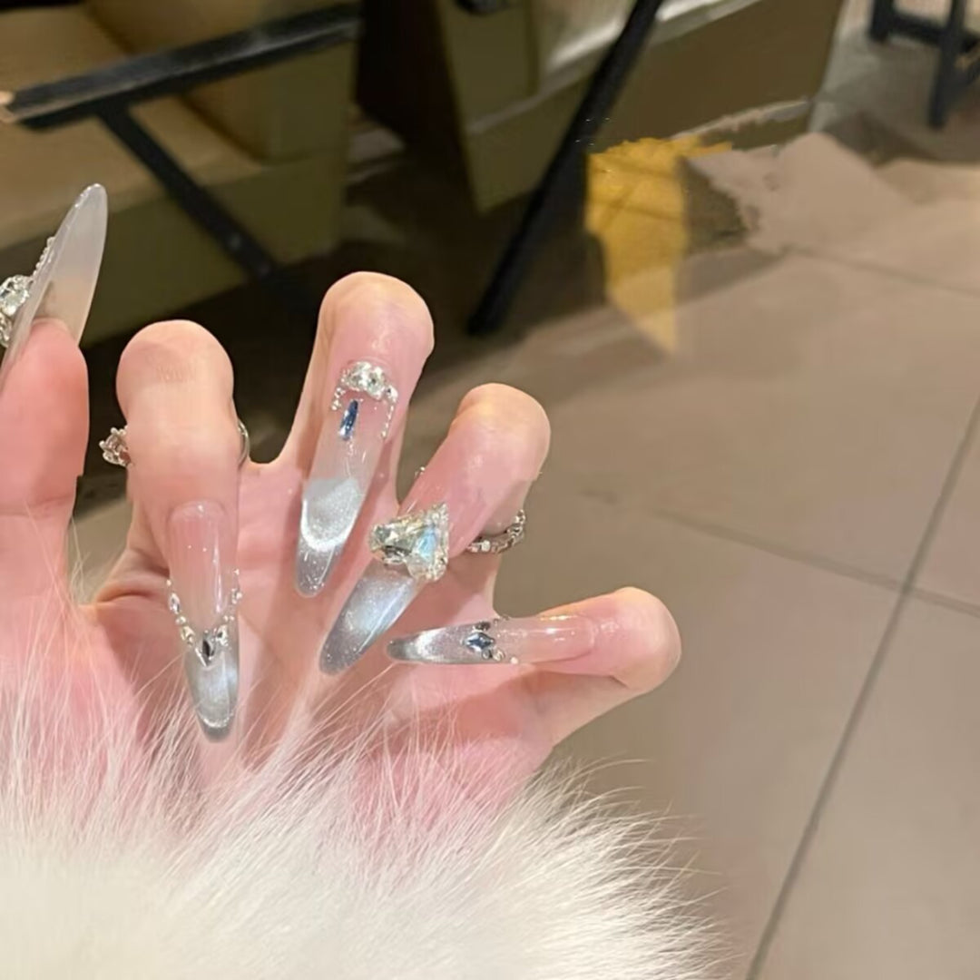 Elegante mit Kristallen akzentuierte Press-On Nagelverlängerungen Karnz