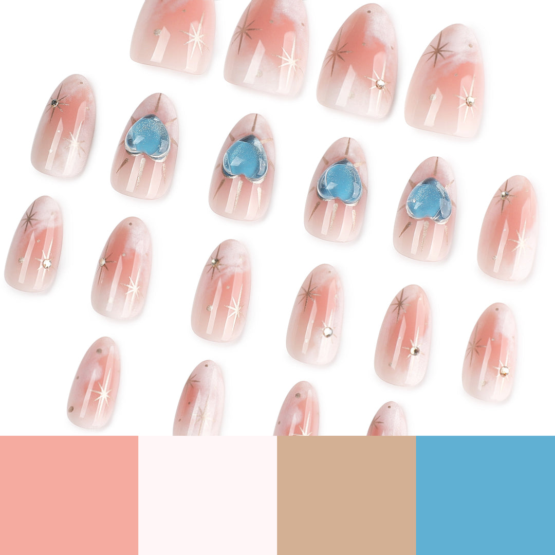 Nageldesign mit dekorativen Herzen und Glitzerakzenten Karnz