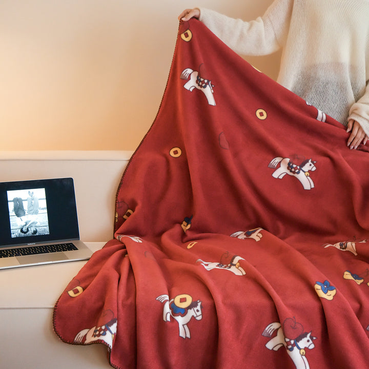 Plüsch-Mikrofleece-Wurfdecke mit Karussellpferde-Druck und whippedstitch Kante