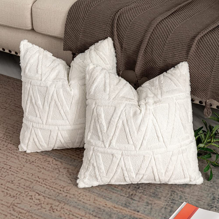 Quadratischer Kissenbezug mit geometrischem Chenille‑Tufting und weichem Baumwollmix Karnz