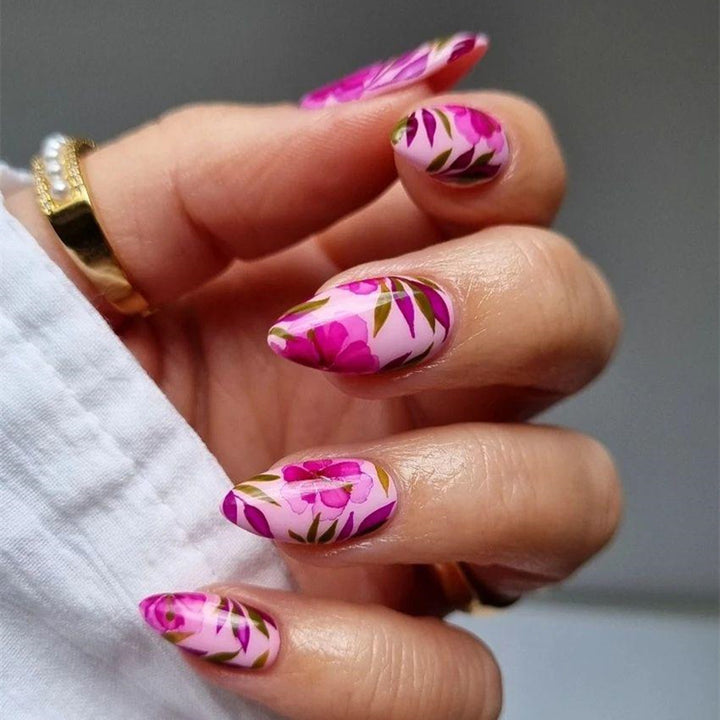 Kunstnägel mit aufregendem floralen Design Karnz