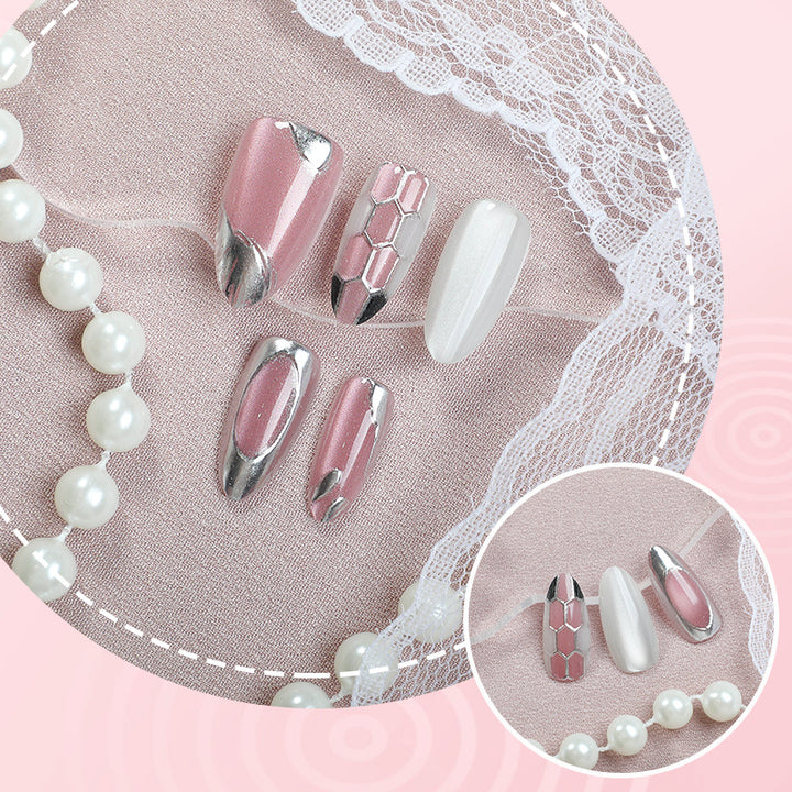 Stylisches Press-On Nagelkunst-Set mit Metallic-Akzenten