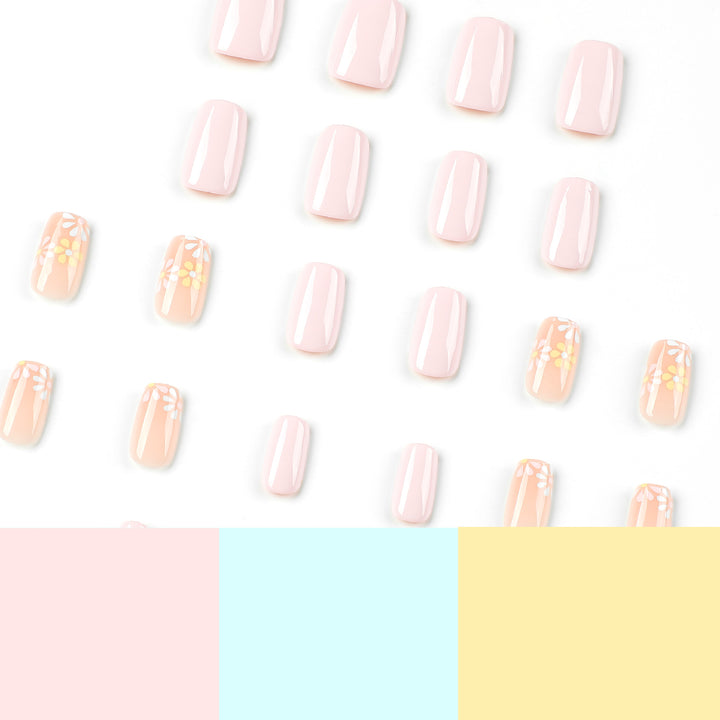 Kunstvolle Nagelverlängerungen mit Blumenverzierungen Karnz