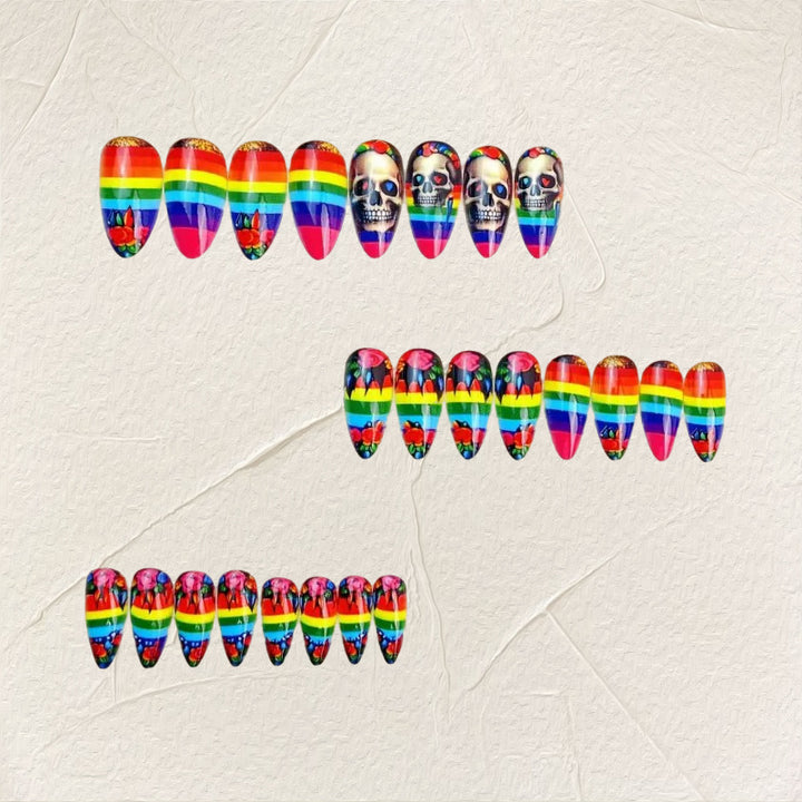 Kreative Kunstnägel im Totenkopf- und Regenbogen-Design Karnz
