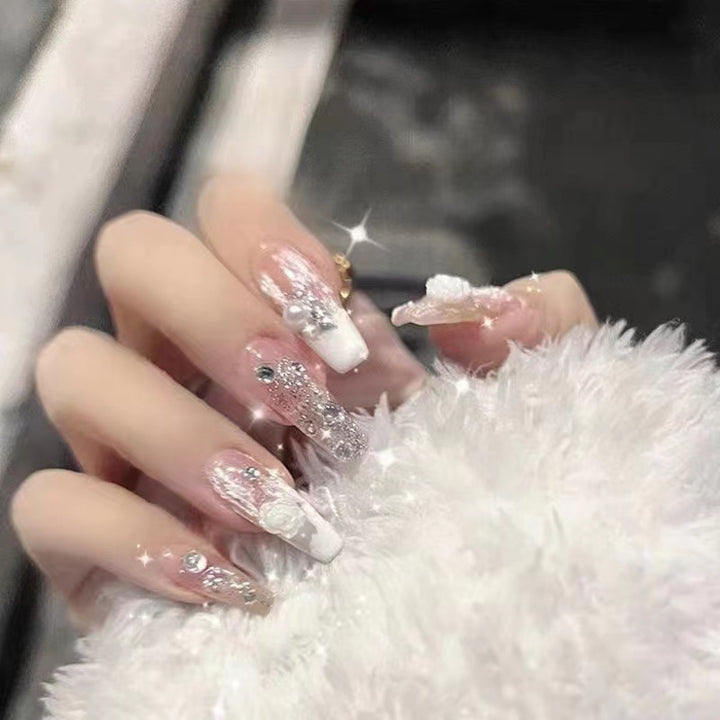 Elegante Kunstnägel mit Glitzer- und Blumendekor Karnz