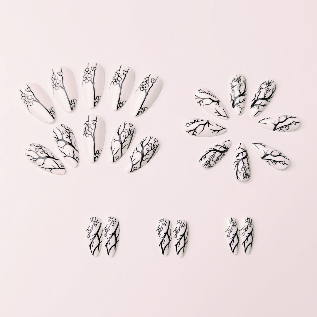 Kunstnägel mit Elegantem Floral-Design Karnz