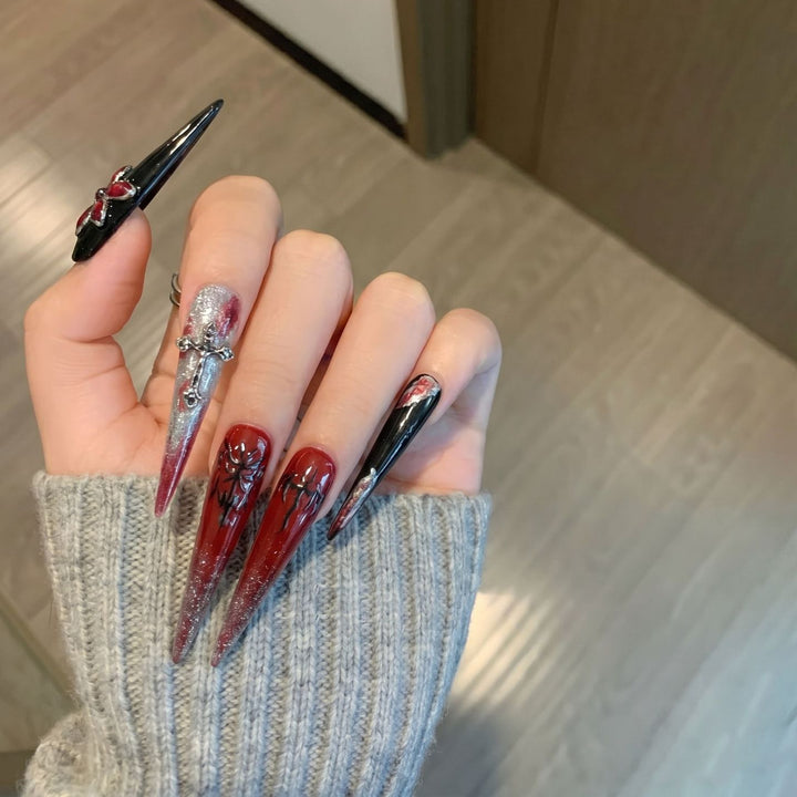 Künstlerisches Stiletto Press-On Nail Set mit einzigartigen gotischen Designelementen Karnz
