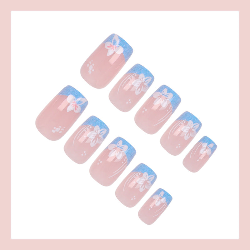 Kunstnagelset mit zarten Blüten-Designs Karnz