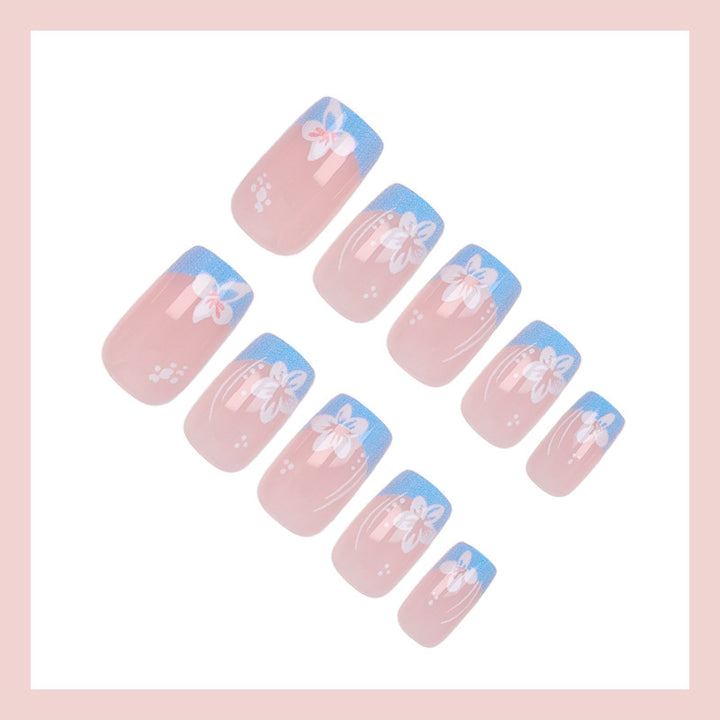 Kunstnagelset mit zarten Blüten-Designs Karnz