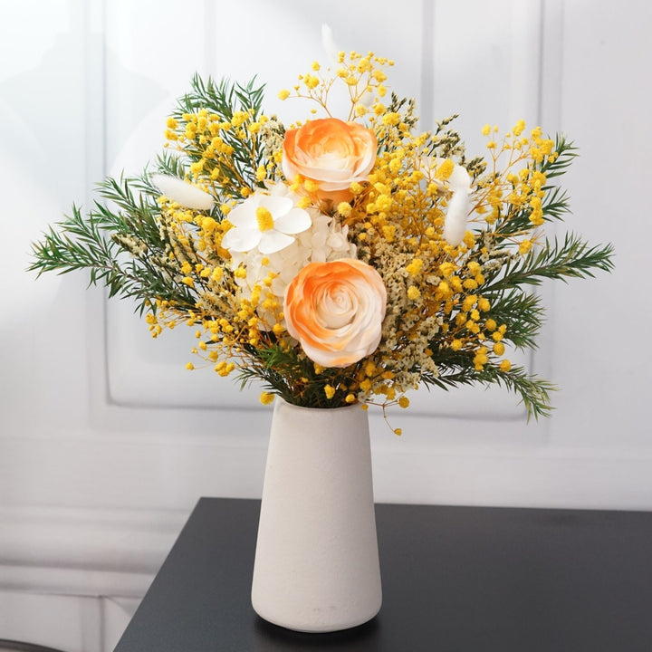 Künstliches Blumenarrangement mit dekorativer Vase