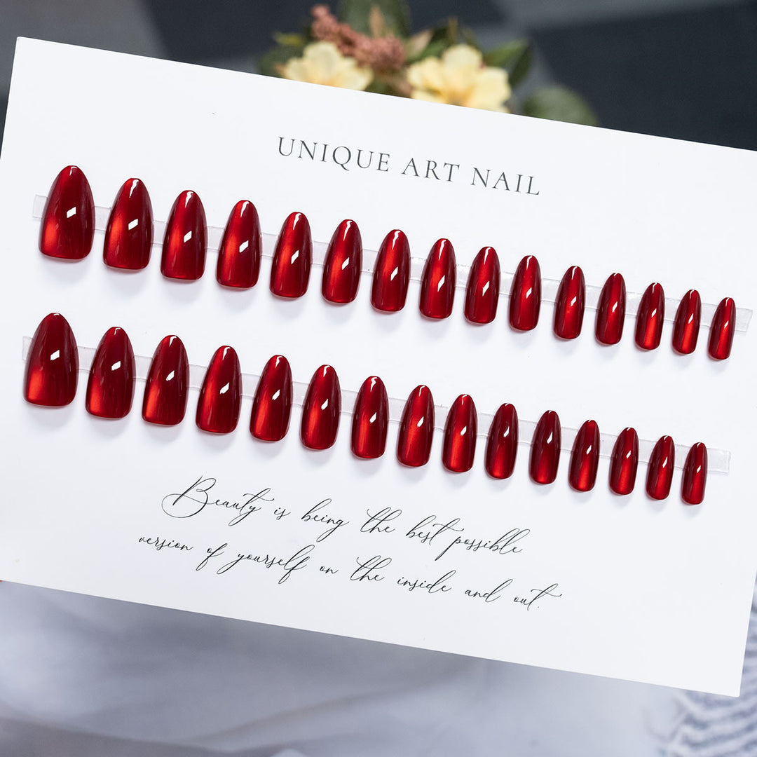 Glänzende Stiletto-Gel-Nagelerweiterungen