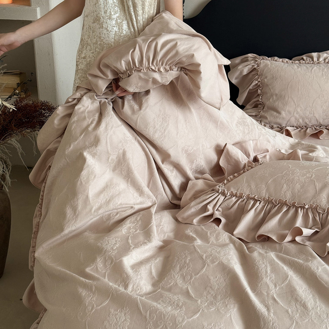 Jacquard-Bettwäschegarnitur mit voluminöser Volant-Rüsche und floraler Ton-in-Ton-Struktur Karnz