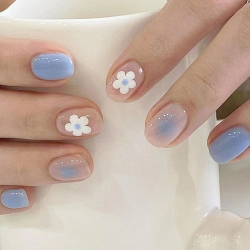 Edle Nagelkunst mit Blumendekor Karnz