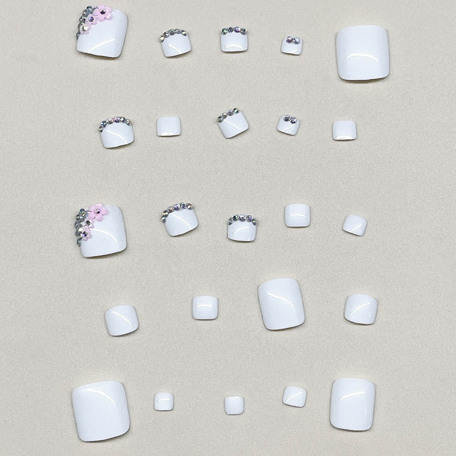 Fußnagelkunstset mit eleganten Glitzerverzierungen und floralen Akzenten Karnz