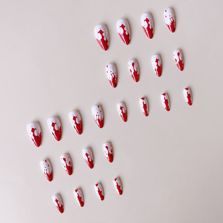 Kunstnagelset mit blutrot inspiriertem Design und spitzen Akzenten Karnz