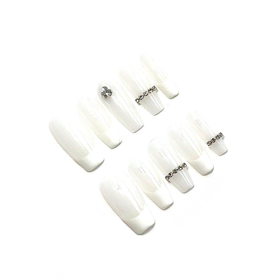 Elegantes Druck-On-Nagelkunstset mit Strassdekoration
